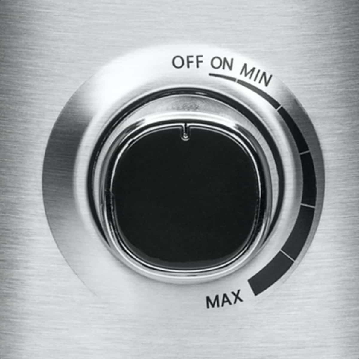 Zbliżenie metalowego pokrętła z oznaczeniami "OFF ON MIN MAX".