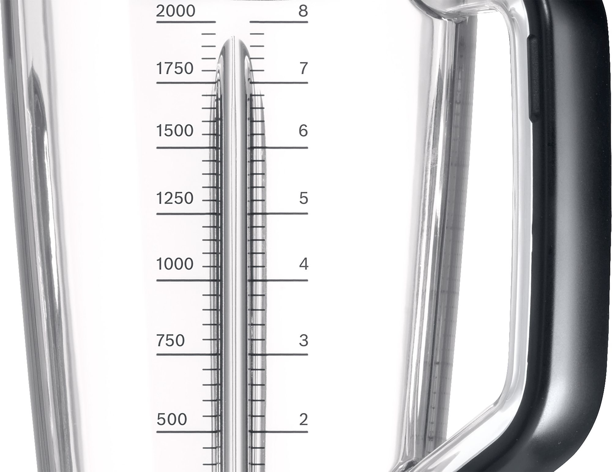 Przezroczysty pojemnik blendera z miarkami. Miarki są w krokach co 250.