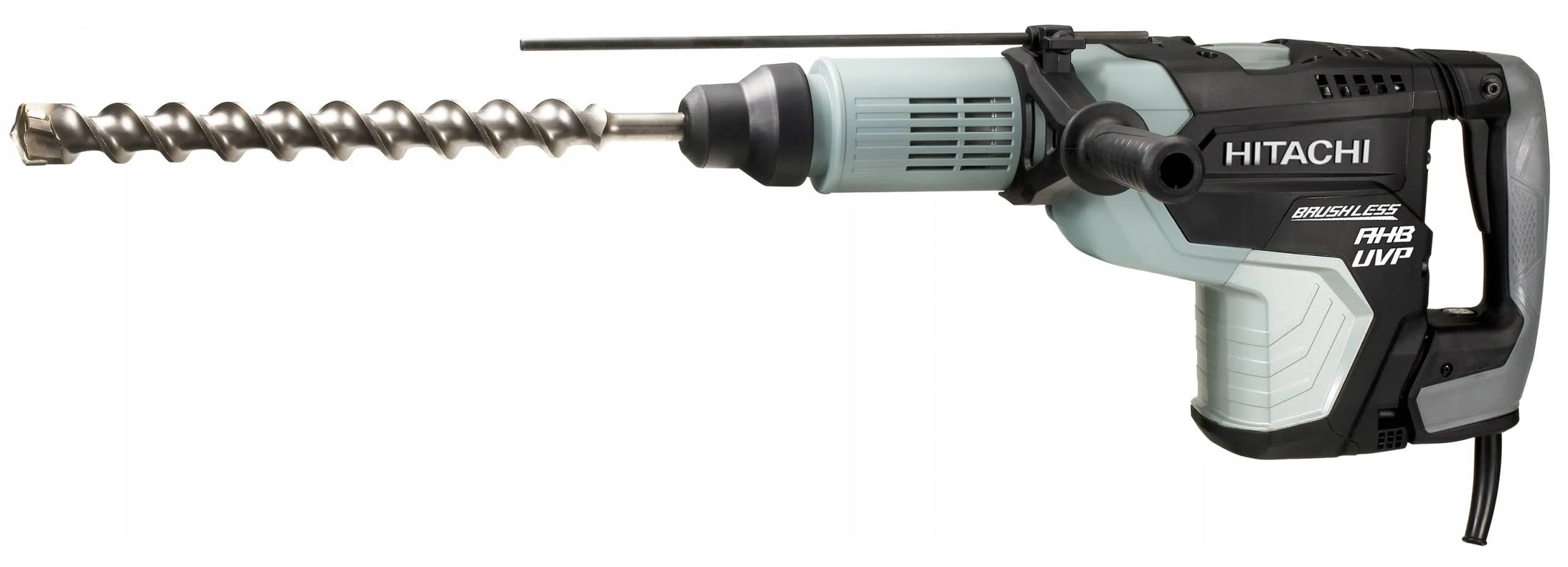 Un taladro percutor Hitachi con una broca larga. Gris y negro con la marca Hitachi. Fondo blanco.