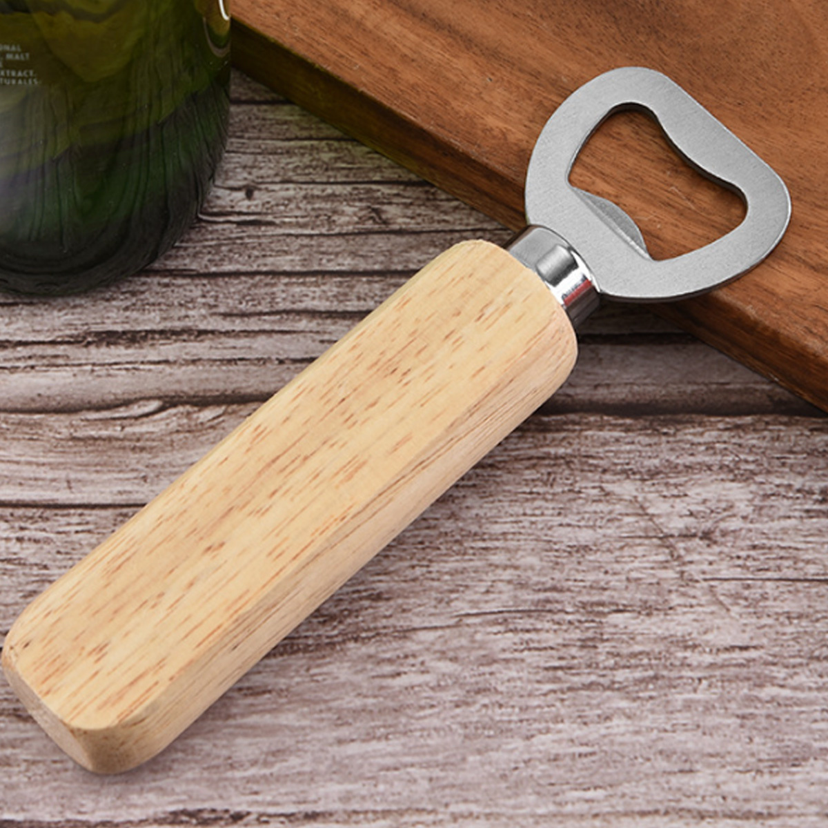 Ein Flaschenöffner mit Holzgriff und silbernem Aufsatz. Er liegt auf einem Holzbrett.