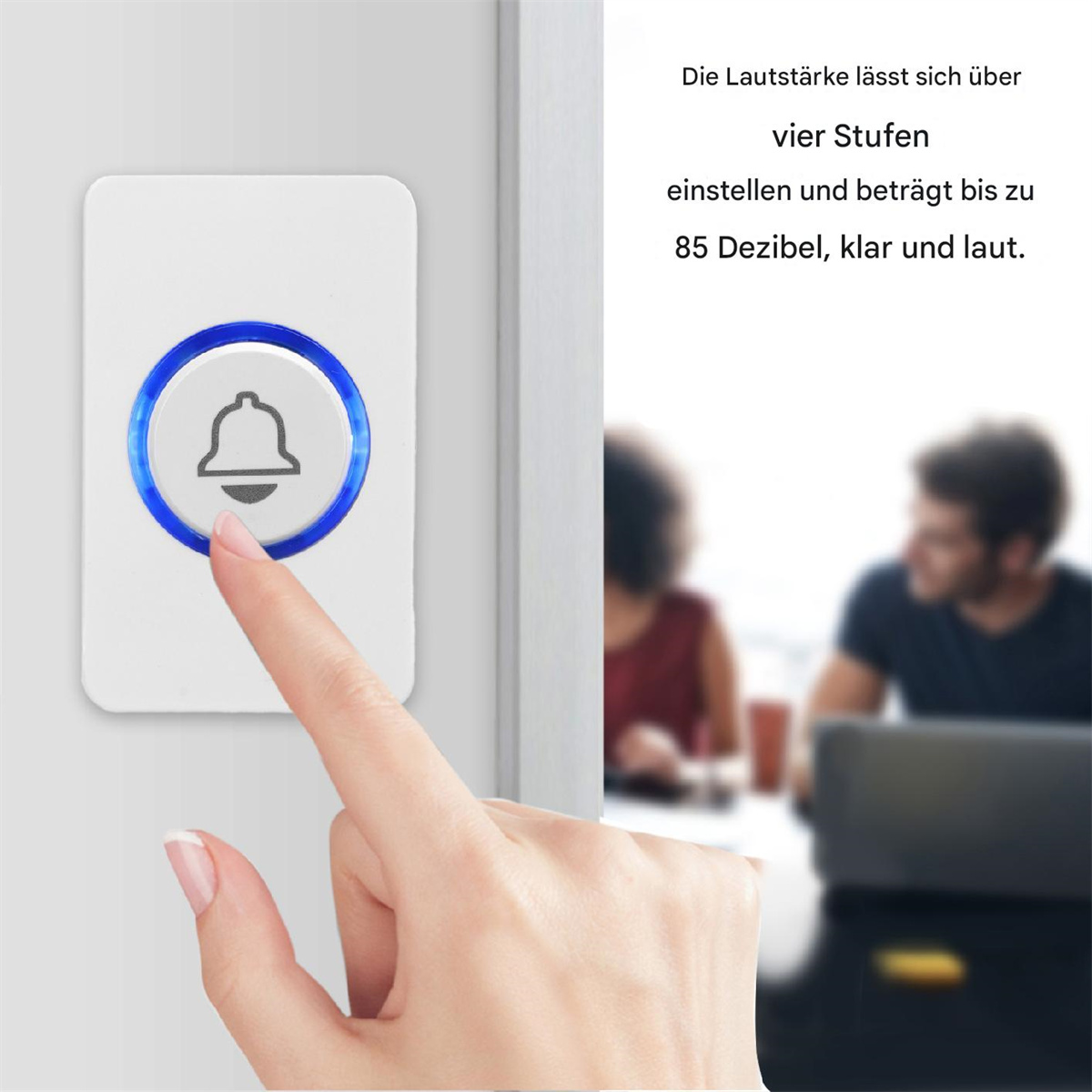 Der Finger einer Person drückt eine Türklingel mit blauem Licht um das Glockensymbol.