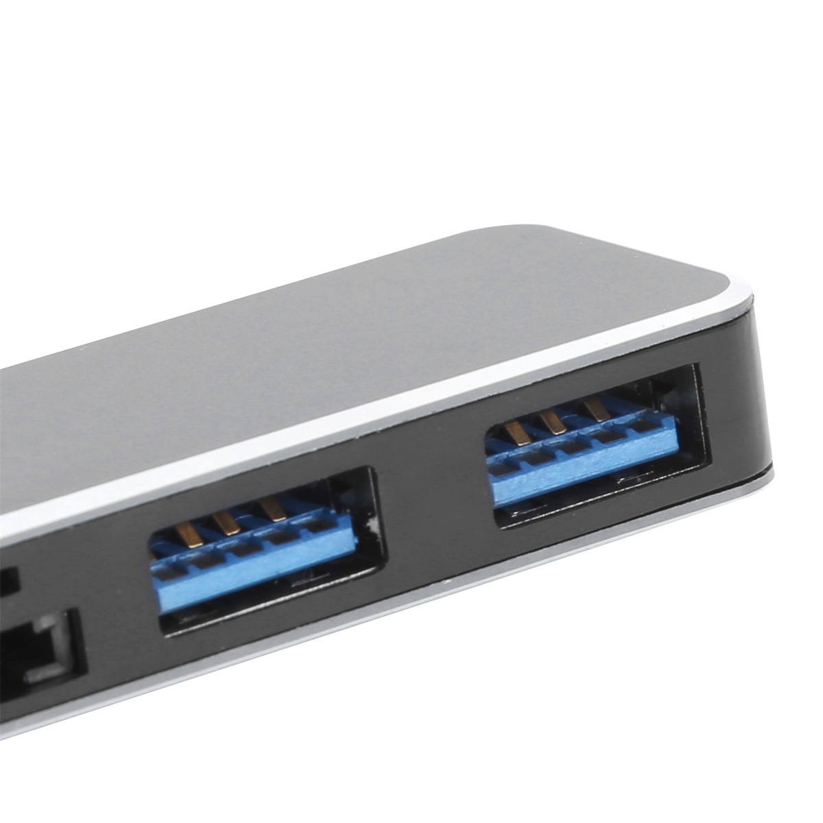 Nahaufnahme eines silbernen USB-Hubs mit zwei blauen USB-Anschlüssen.