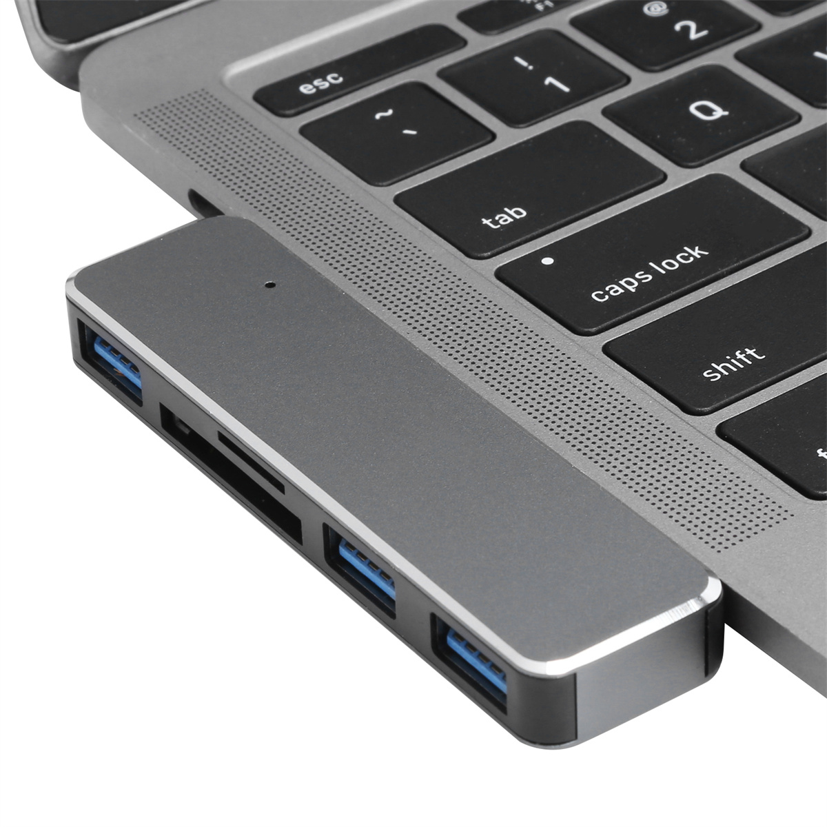 Ein grauer Laptop mit einem angeschlossenen USB-C-Hub. Der Hub hat mehrere Anschlüsse.