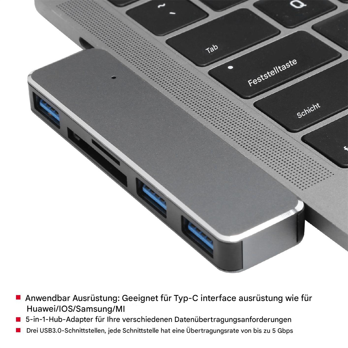 Laptop mit angeschlossenem Hub-Adapter, mit mehreren USB-Anschlüssen und Kartenleser.