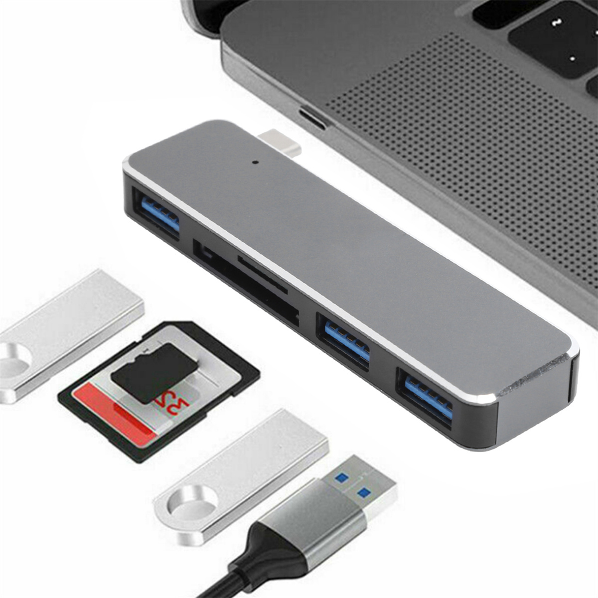 Silberner USB-Hub mit mehreren Anschlüssen und Zubehör.