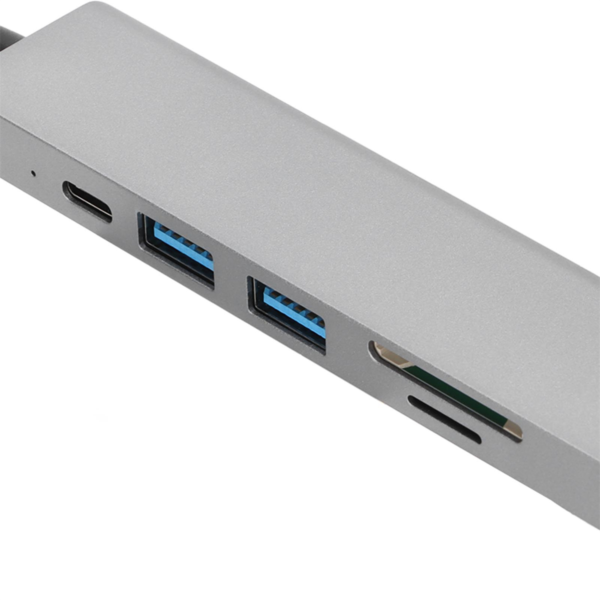 Ein silberner Hub mit USB-Anschlüssen, einem USB-C-Anschluss und einem SD-Kartensteckplatz auf weißem Hintergrund.