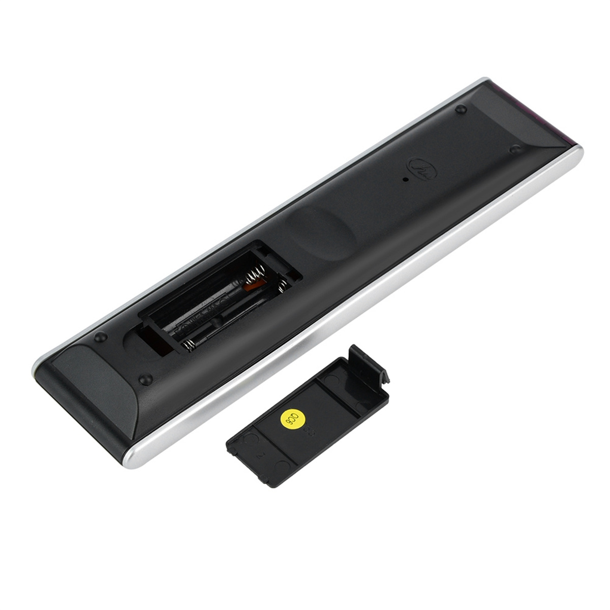 Schwarze Fernbedienung, Batteriefach offen. Silberne Zierleiste, schwarze Tasten und violette Infrarotlinse.