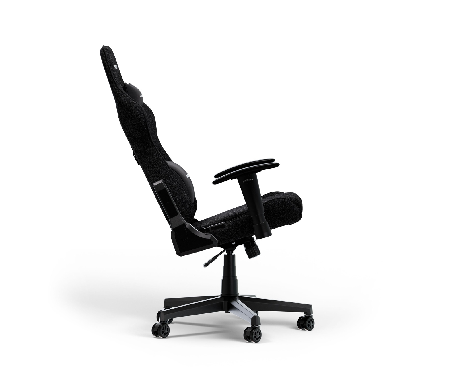 Schwarzer ergonomischer Gaming-Stuhl, seitlich abgewinkelt, auf weißem Hintergrund.