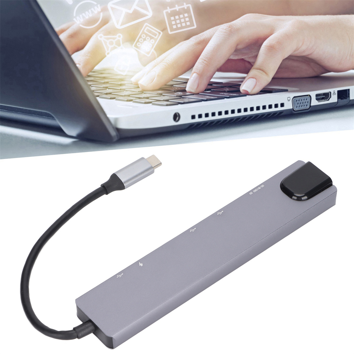 Eine Person benutzt einen Laptop und einen grauen USB-C-Hub. Der Hub hat Anschlüsse und ein Kabel.