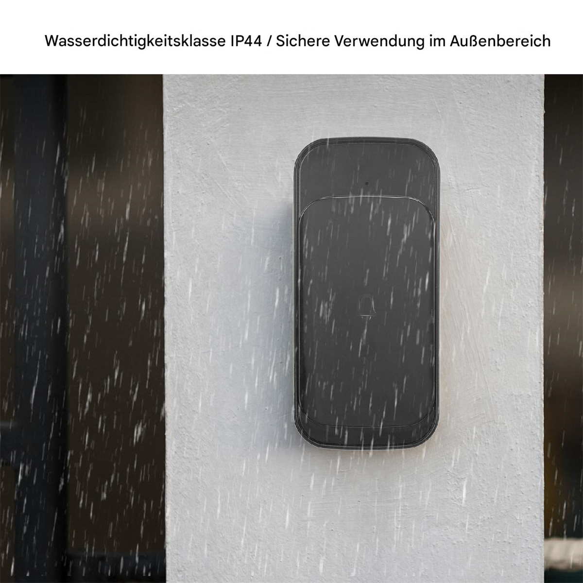 Schwarzes rechteckiges Wandgerät für den Außenbereich. Weißer Wandhintergrund mit Regen.