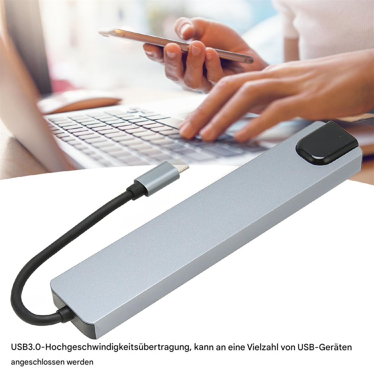 Silberner USB-C-Hub, der mit einem Gerät verbunden ist, mit Händen einer Person und Laptop im Hintergrund.