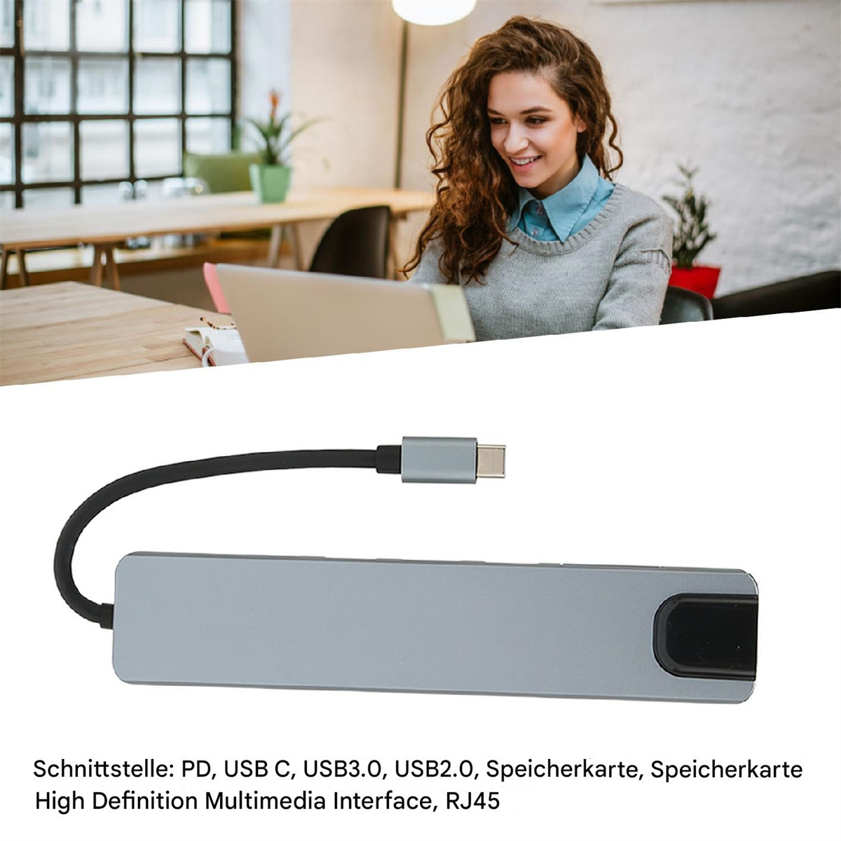 Eine Frau benutzt einen Laptop und einen grauen USB-Hub.