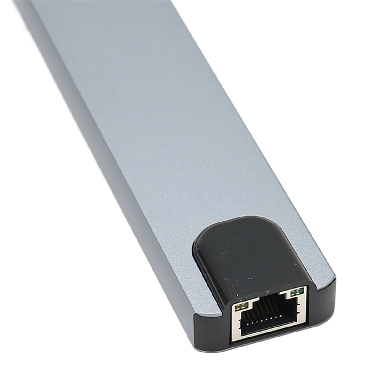 Silberner Ethernet-Adapter mit schwarzem Stecker. Der Stecker hat den LAN-Anschluss.