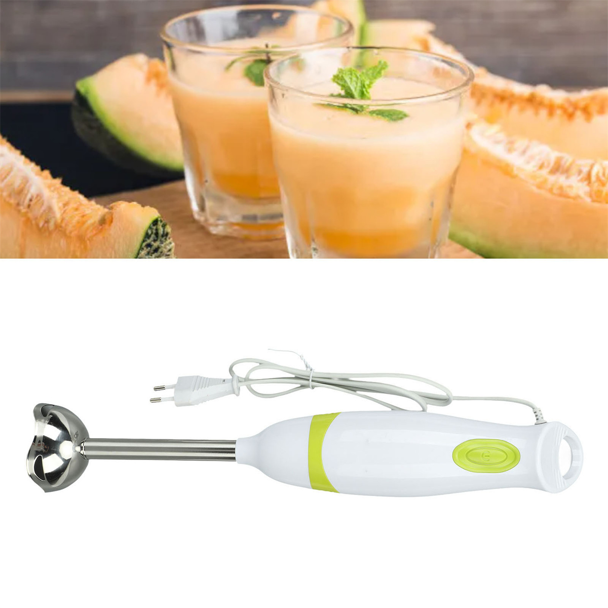 Ein Mixer mit zwei Gläsern Orangensaft und Melonenstücken im Hintergrund.