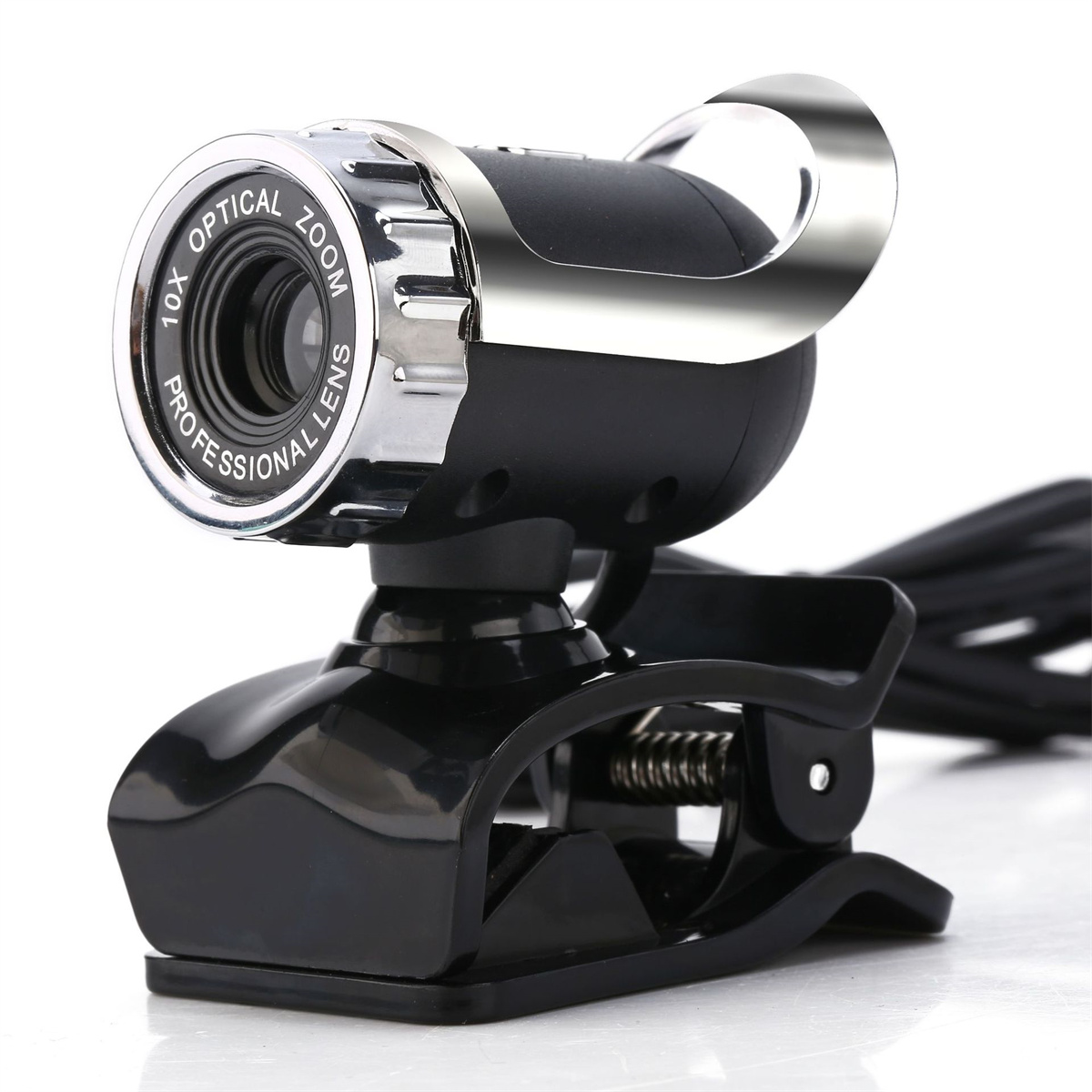 Schwarze Webcam mit silbernem Objektivrand, schwarzem Clip und schwarzem Kabel vor weißem Hintergrund.