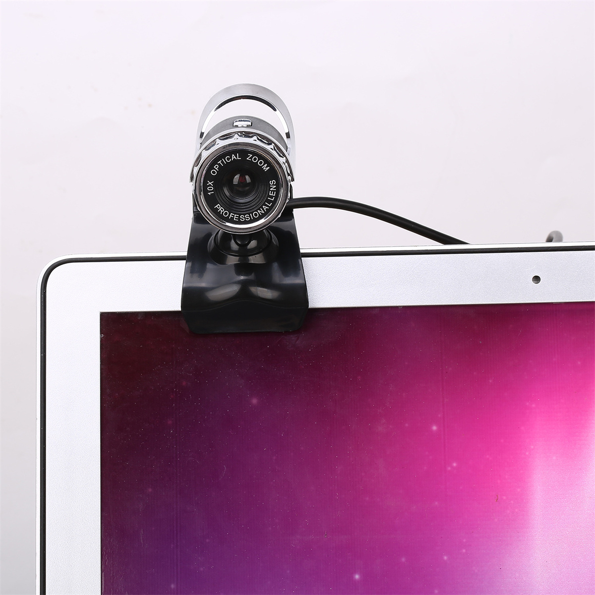 Webcam mit schwarzem Clip auf einem Laptop-Bildschirm. Auf dem Objektiv steht 10X Optical Zoom Professional Lens.