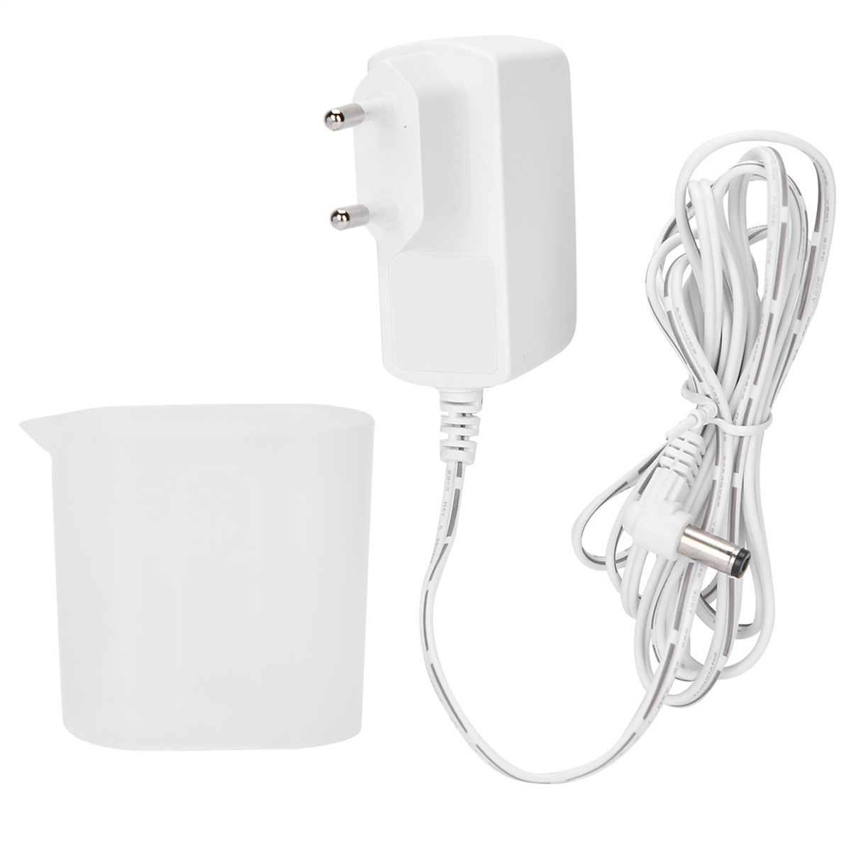 Ein weißes Netzteil, ein weißer Krug und ein Kabel. Alle befinden sich auf weißem Hintergrund.