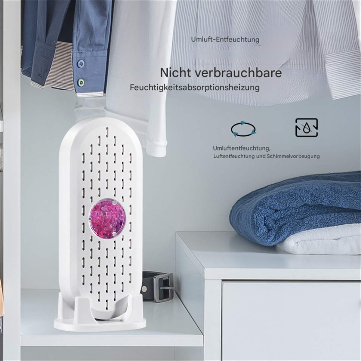 Weißer Luftentfeuchter in einem Schrank, mit Text und Symbolen. Kleidung und ein Handtuch sind sichtbar.