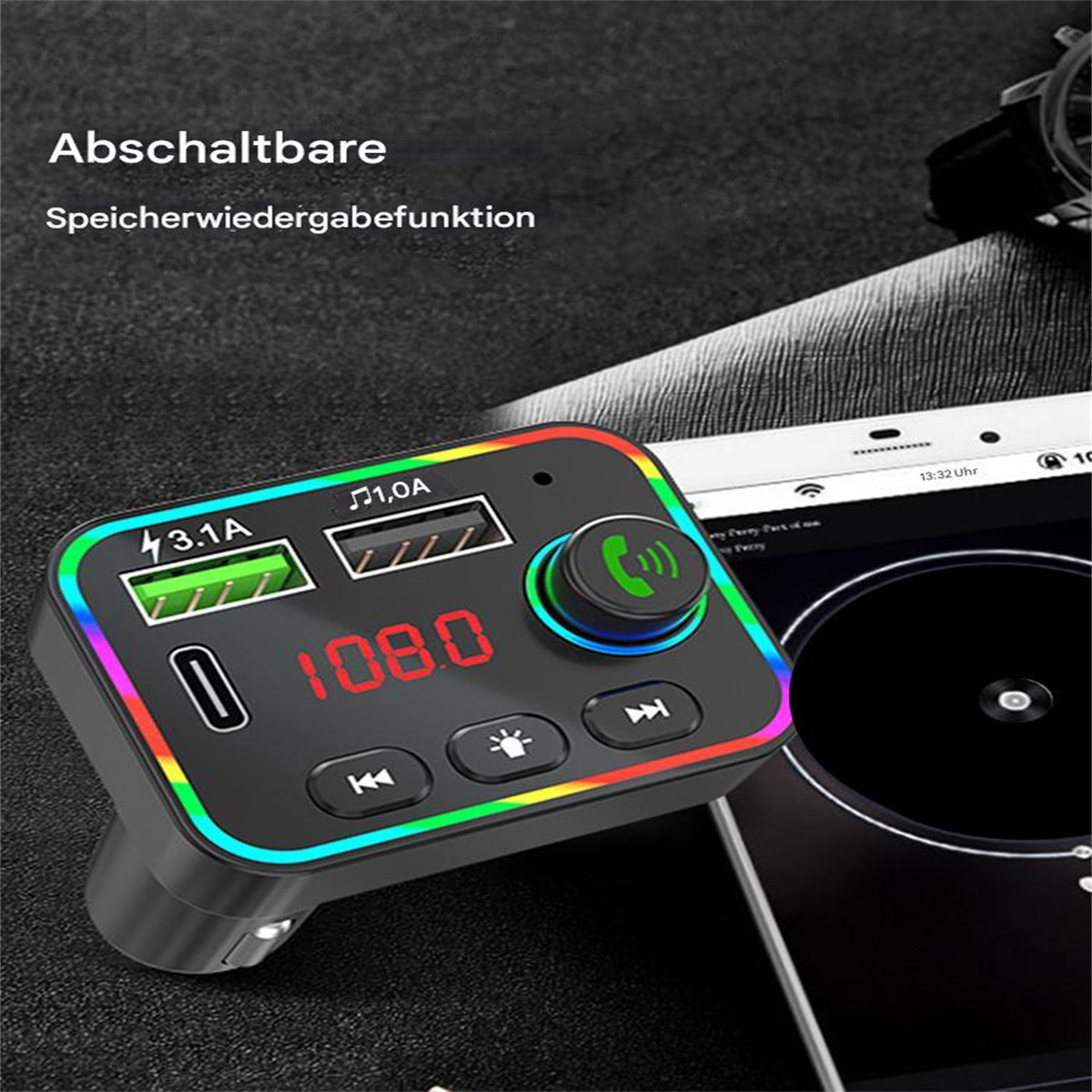 Ein schwarzes Autoladegerät mit USB-Anschlüssen und Digitalanzeige.