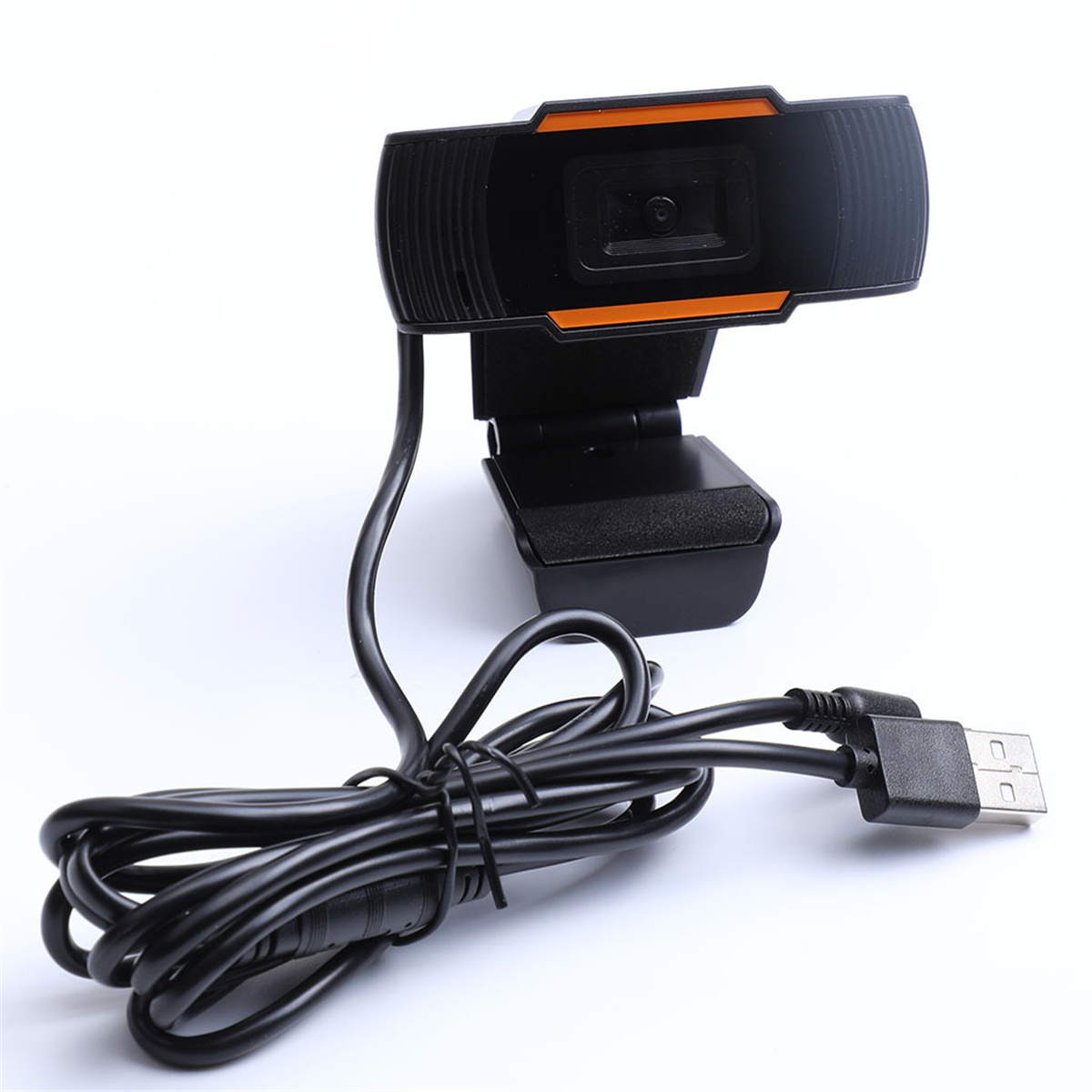 Schwarze Webcam mit orangen Akzenten und USB-Kabel auf weißem Hintergrund.