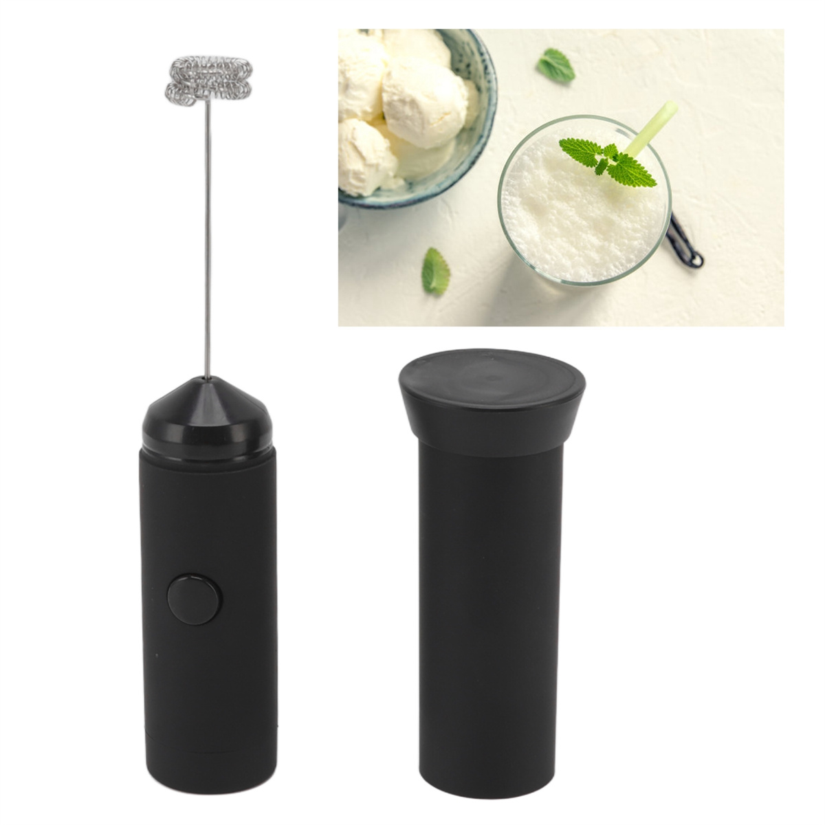 Ein schwarzer Milchaufschäumer und ein Behälter. Außerdem ein Glas Getränk mit Minze und eine Schüssel Eis.