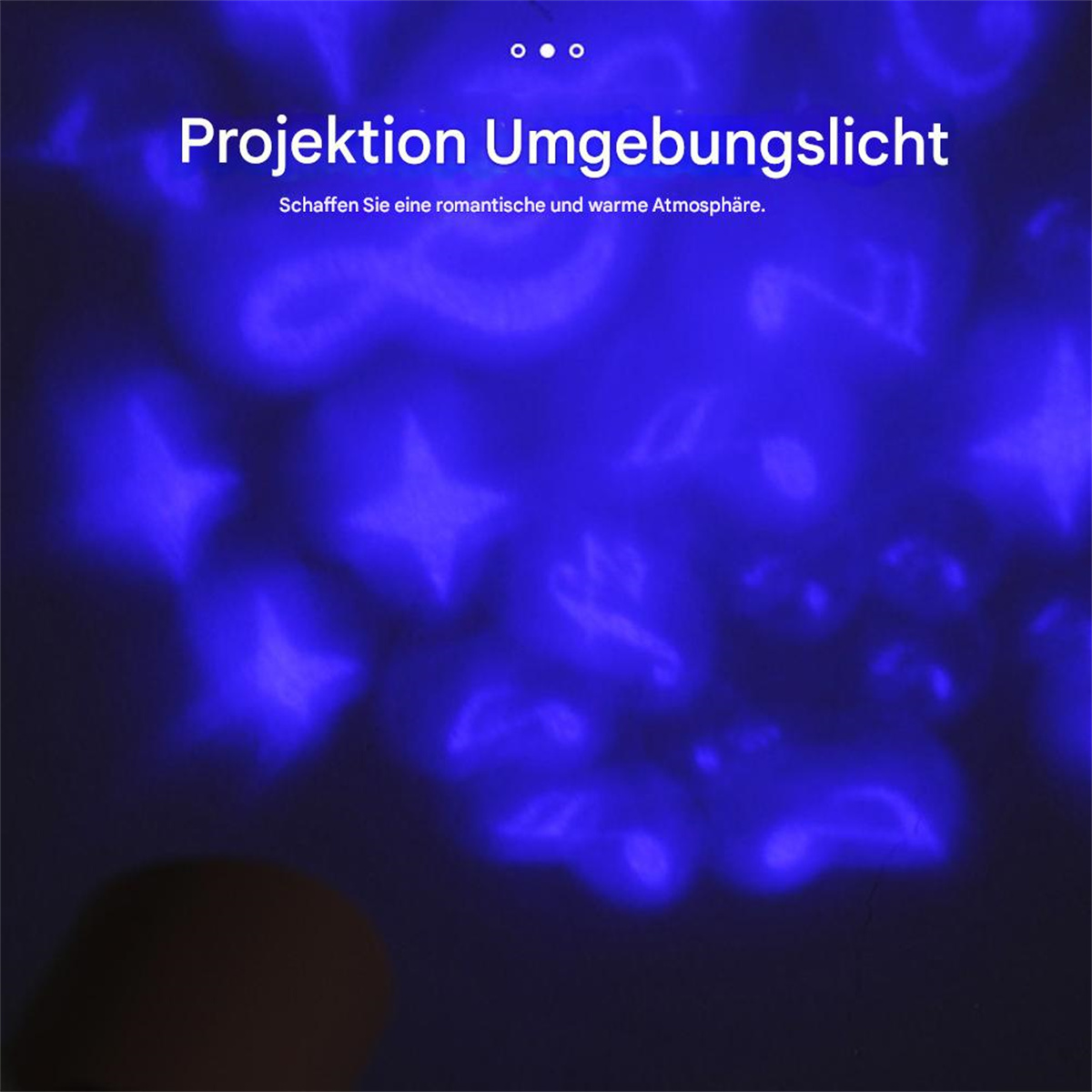 Blaues projiziertes Lichtmuster auf dunklem Hintergrund. Text sagt: Projektion Umgebungslicht. Schafft Atmosphäre.