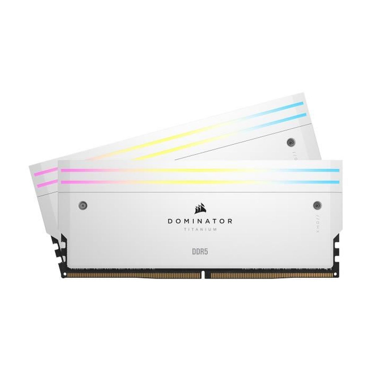 Dwa białe moduły RAM z podświetleniem RGB. Widoczny tekst DOMINATOR TITANIUM DDR5. Białe tło.