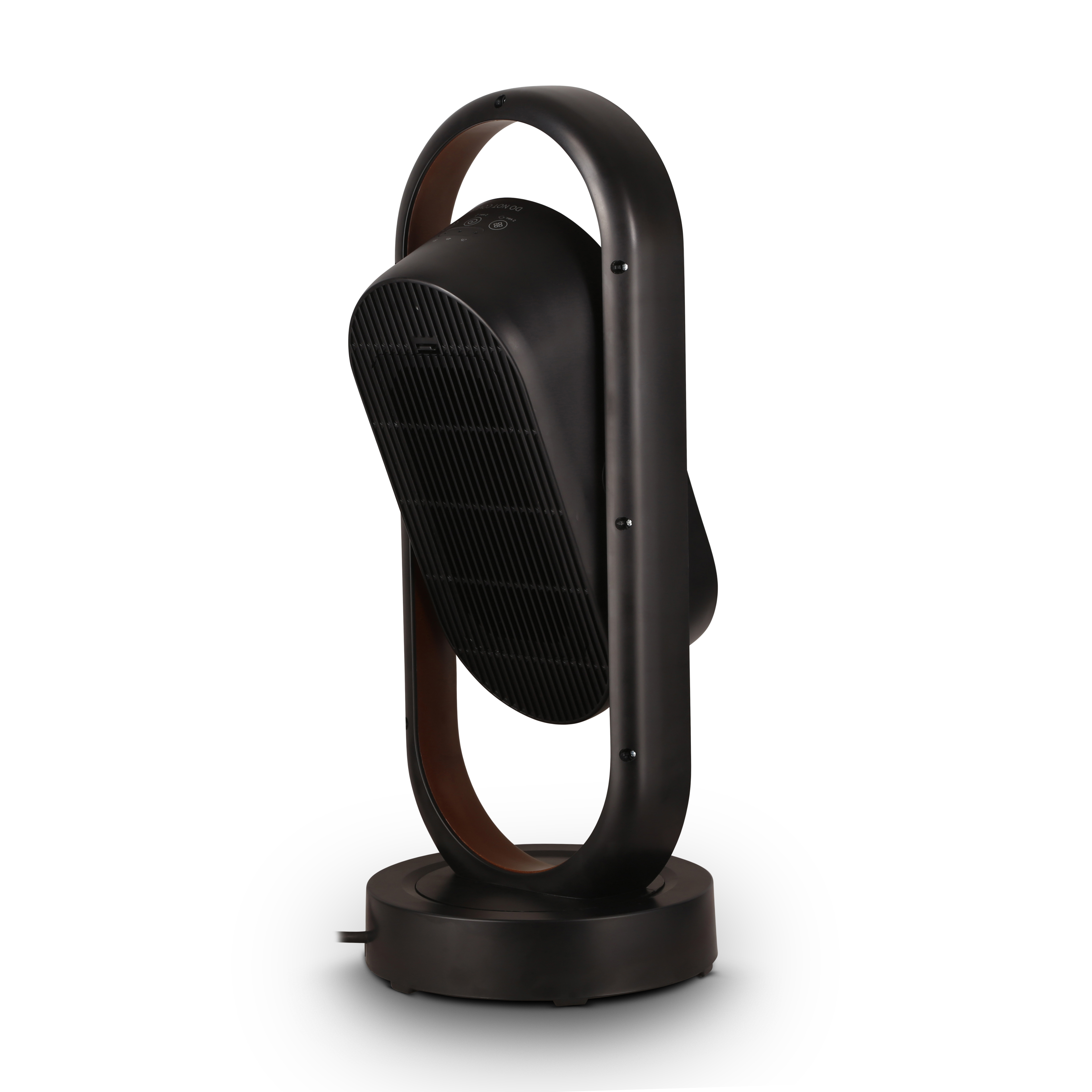Ventilatore elettrico nero e marrone a forma ovale su sfondo bianco.
