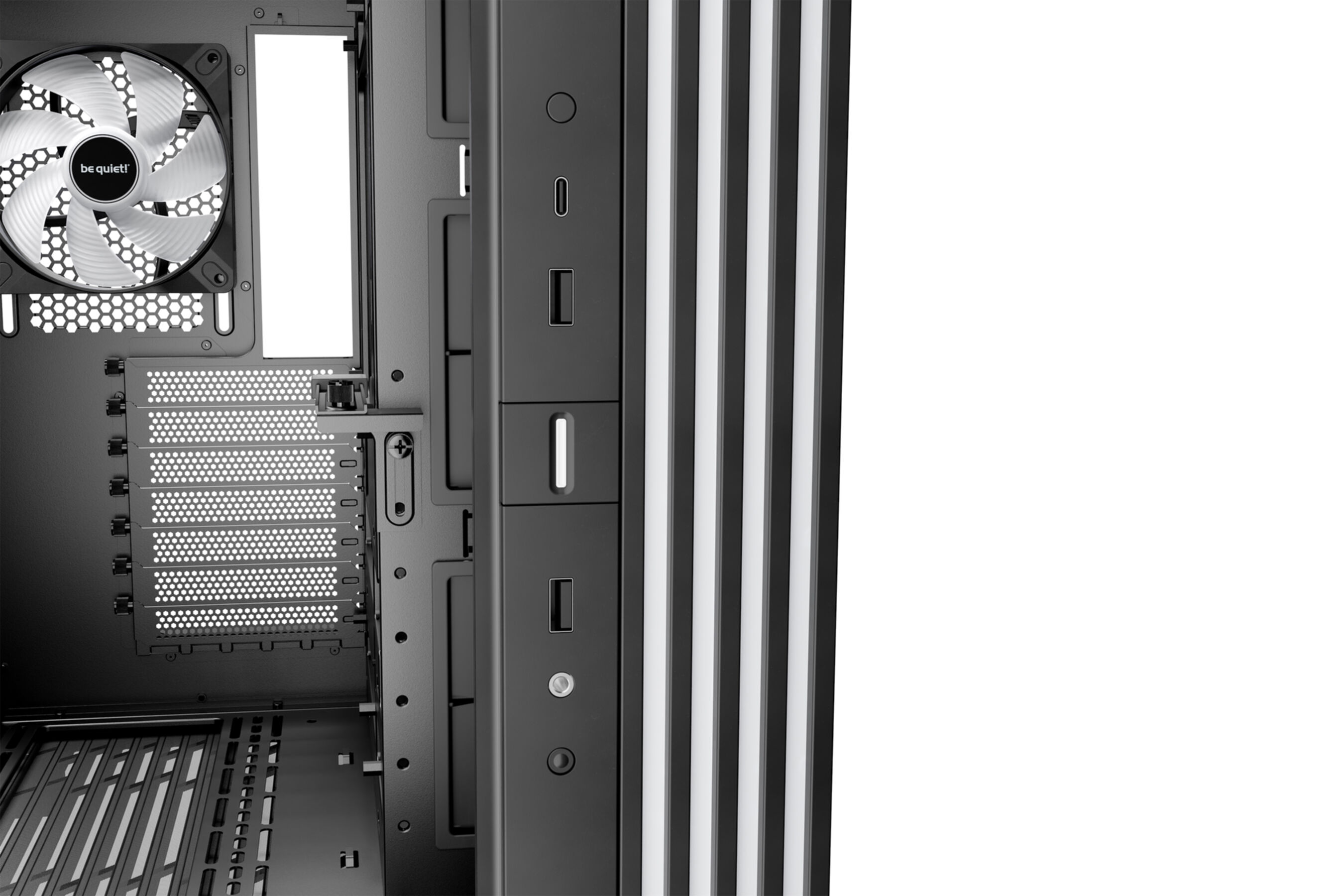 Widok wnętrza obudowy komputera z wentylatorem i portami.