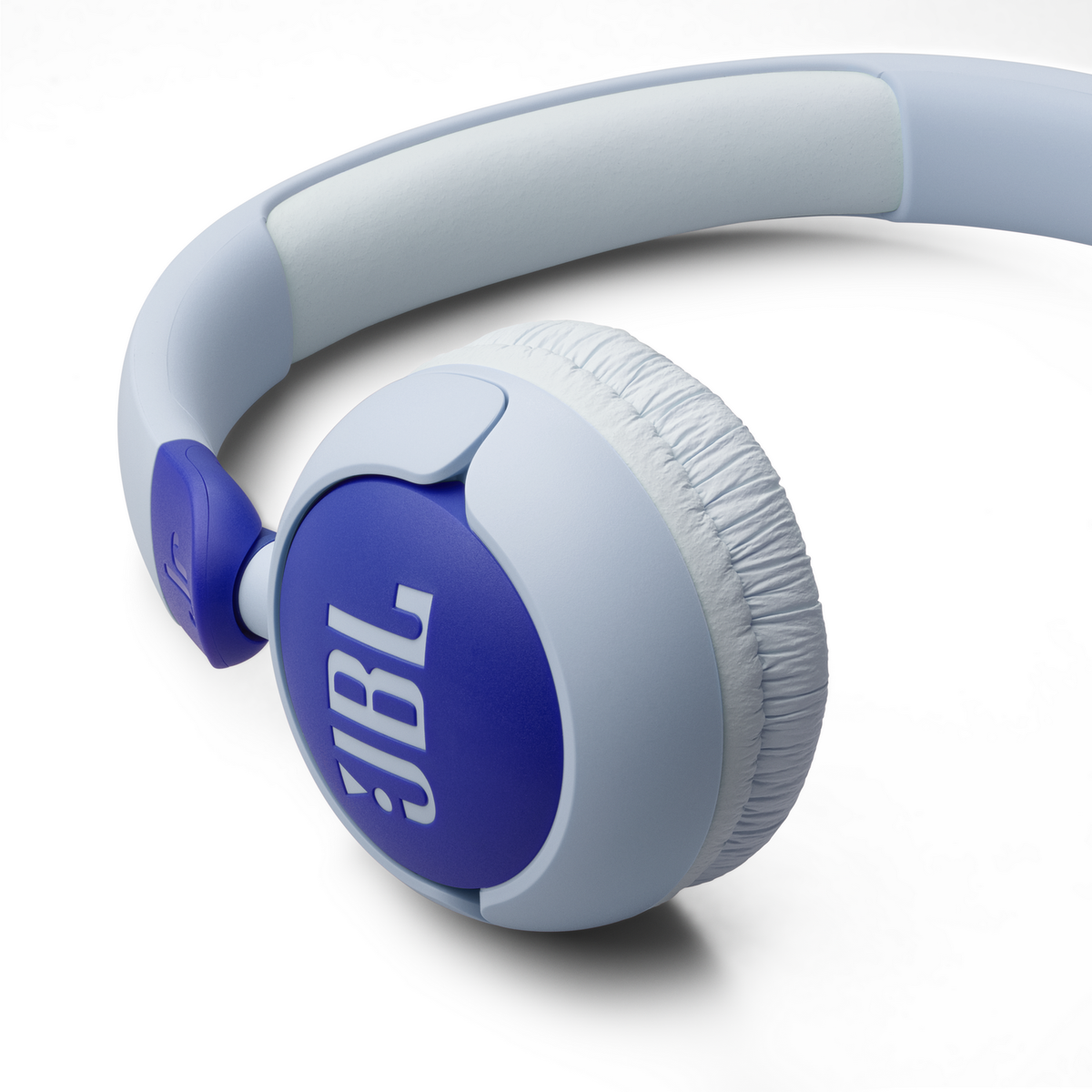 Un paio di cuffie JBL blu e bianche appoggiate su una superficie bianca.