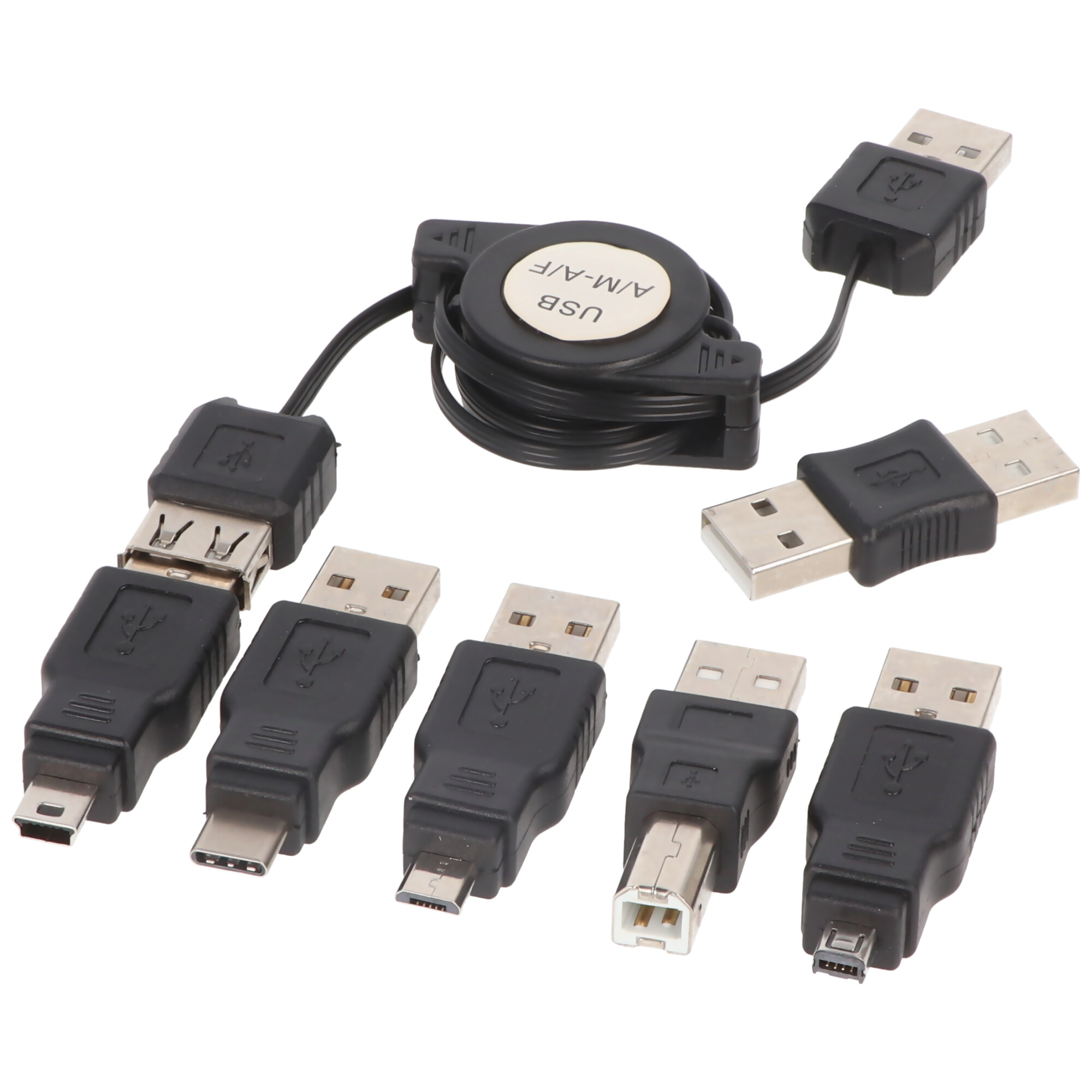 Meerdere zwarte USB-kabels met diverse connectortypes, op een witte achtergrond.