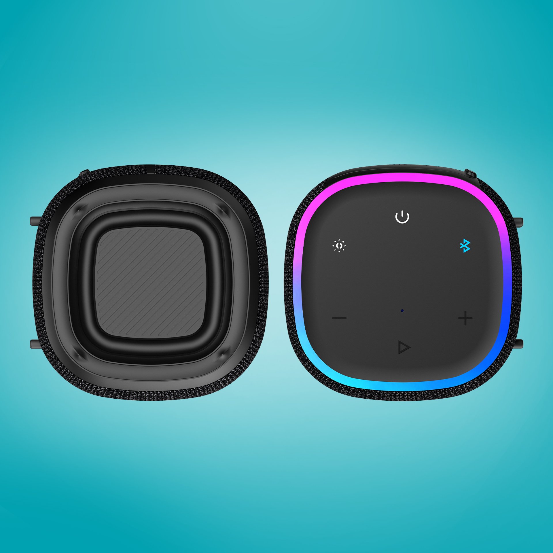 Schwarzer Lautsprecher mit Bedienelementen und LED-Ring. Eine Seite offen, die andere mit Knöpfen. Blauer Hintergrund.