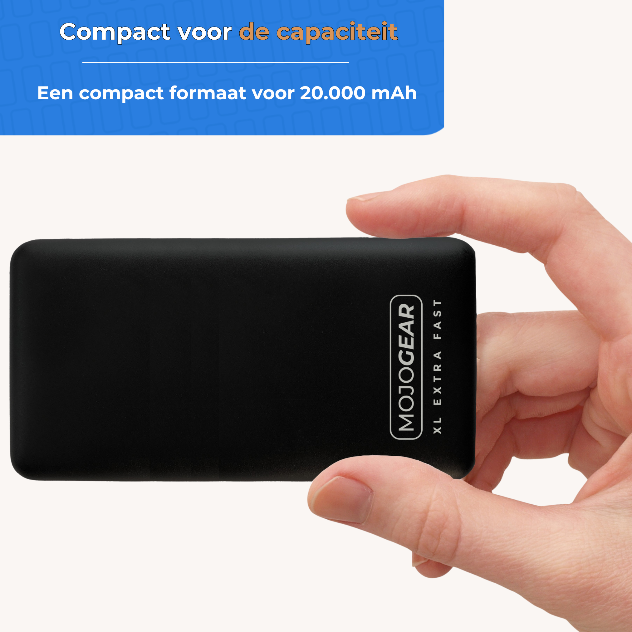 Zwarte powerbank vastgehouden door een hand. Tekst zegt compact voor capaciteit en Mojogear.