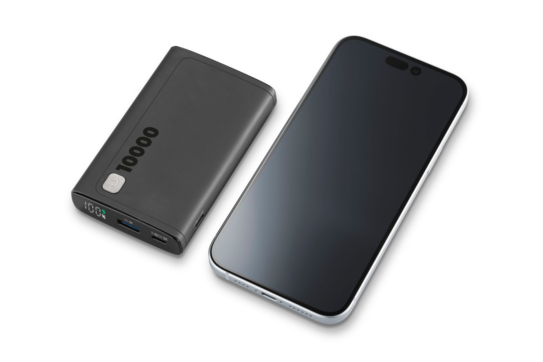 Power bank nera e uno smartphone su una superficie bianca. La power bank ha il numero 10000 sopra.