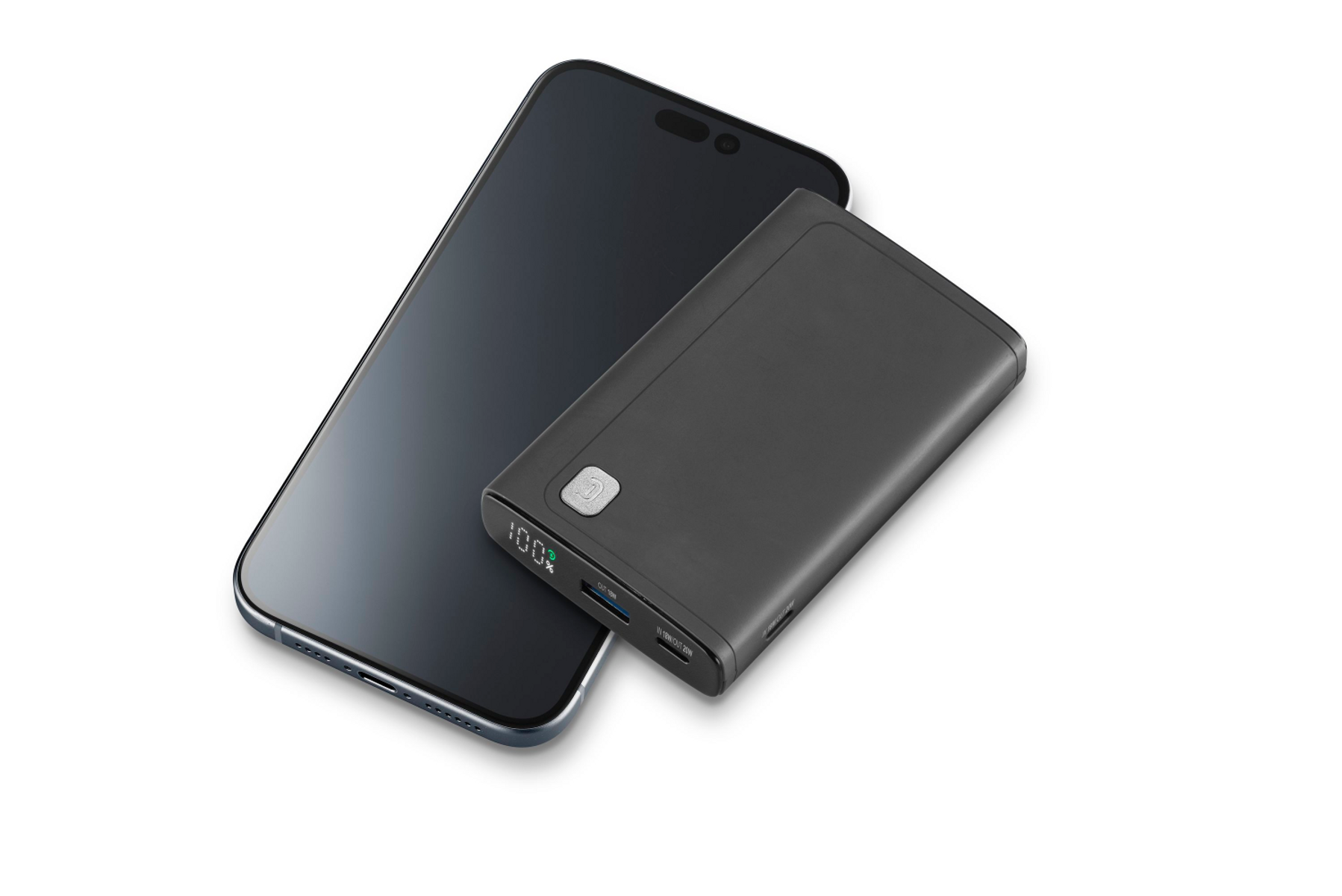 Uno smartphone nero e un power bank nero su una superficie bianca.