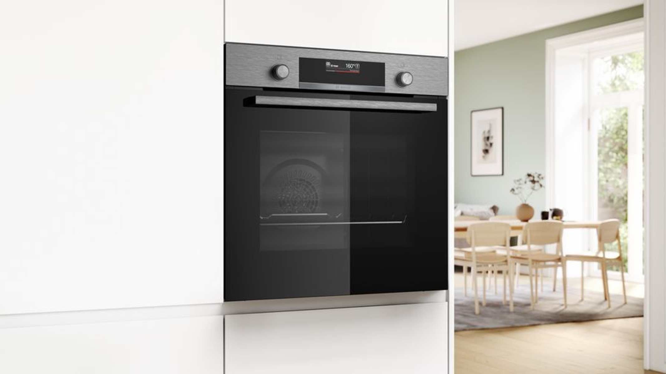 Horno empotrado moderno en una cocina blanca, con pantalla digital.