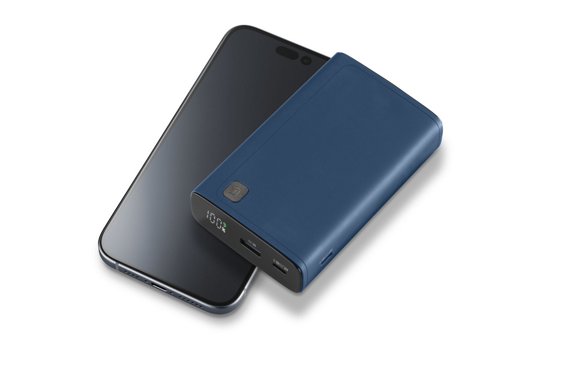 Smartphone und eine blaue Powerbank auf weißer Oberfläche.