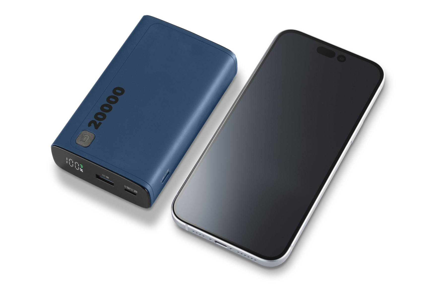 Eine blaue Powerbank neben einem Smartphone, beide auf weißer Oberfläche.