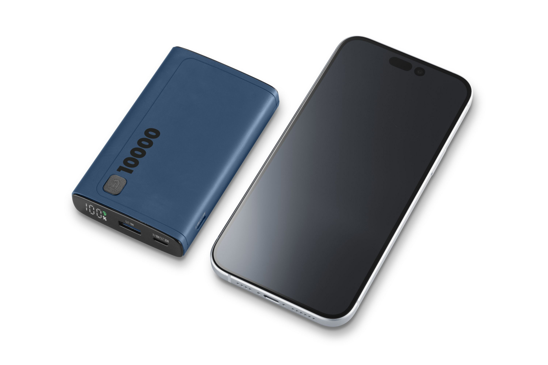 Batterie externe bleue à côté d'un smartphone noir, sur fond blanc.
