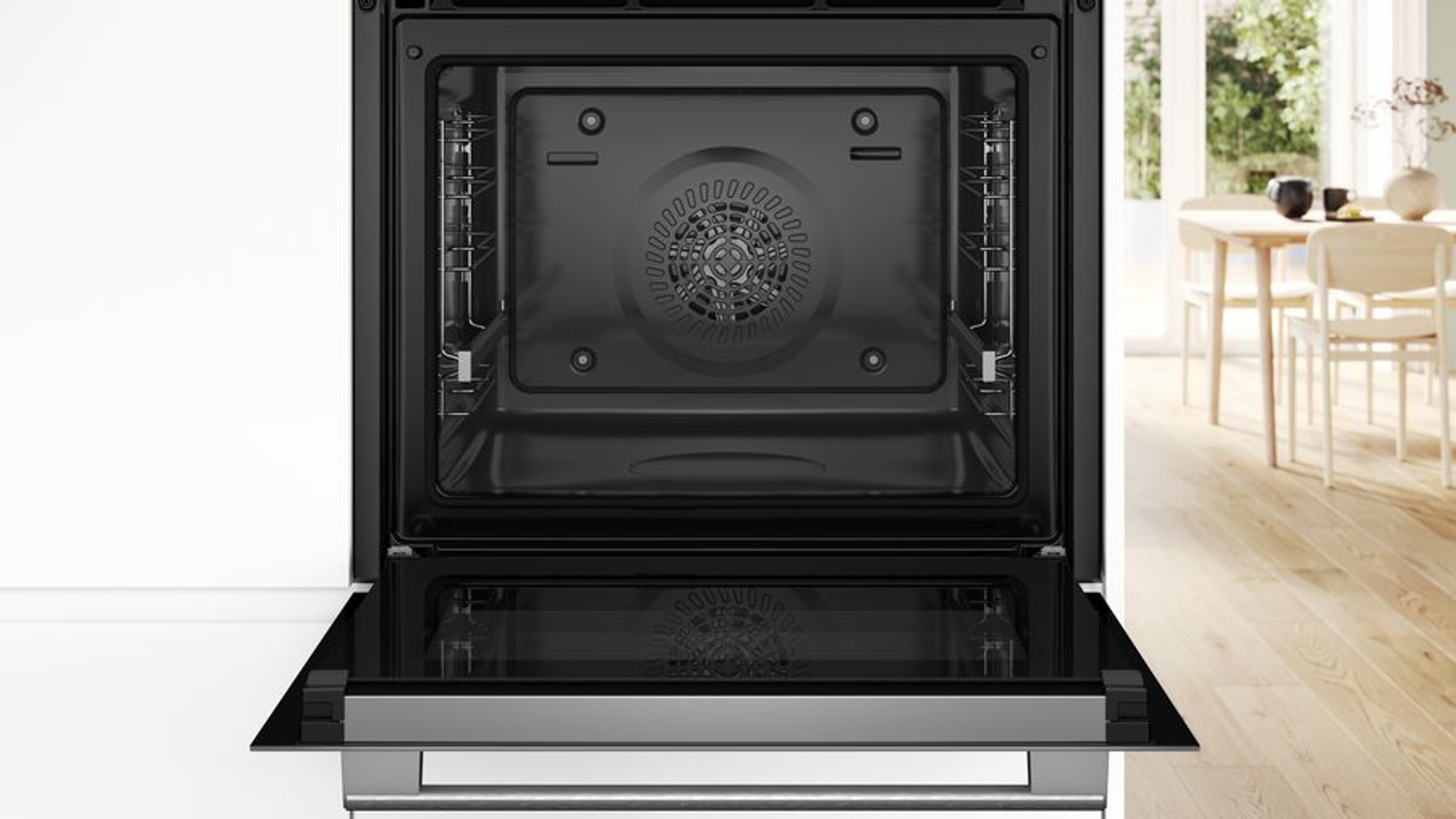 Horno abierto, mostrando el interior y el ventilador. El fondo es una cocina.