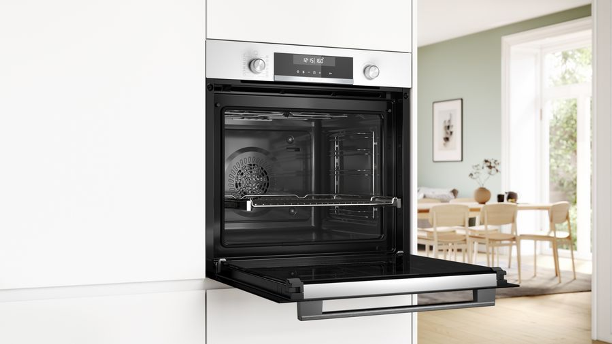 Un horno abierto en una cocina moderna, con los estantes internos visibles. La puerta del horno está abierta.