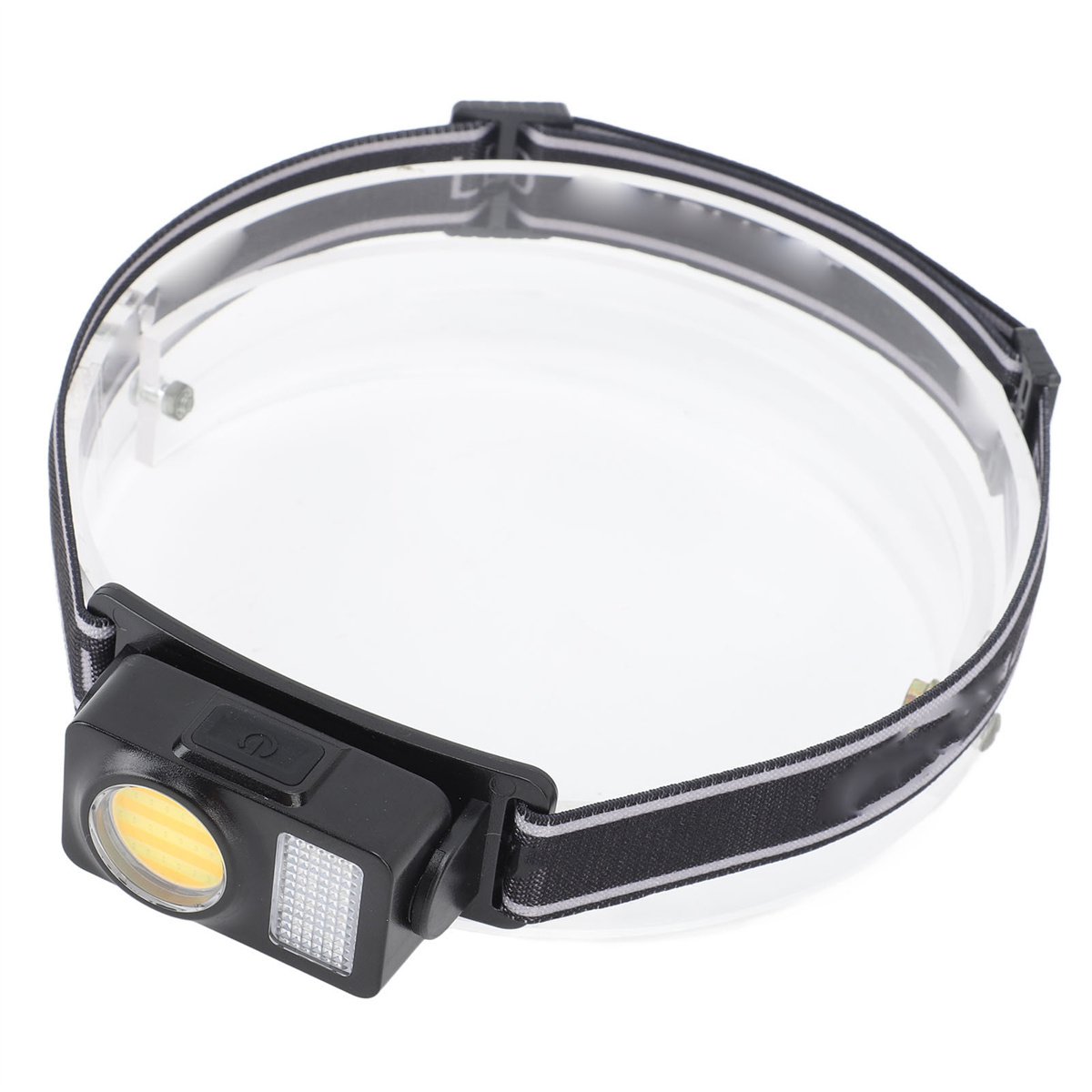 Schwarze Stirnlampe mit weißem Riemen. Ein rundes Licht mit gelber LED. Weißer Hintergrund.