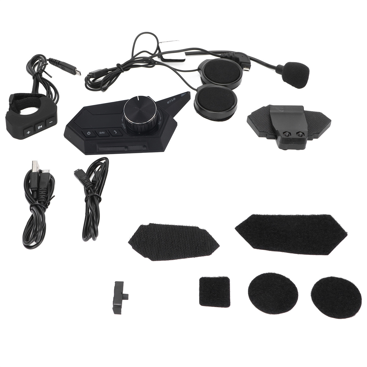 Ein Satz Motorradhelm-Intercom-Teile, darunter eine Steuereinheit, Lautsprecher und Kabel.