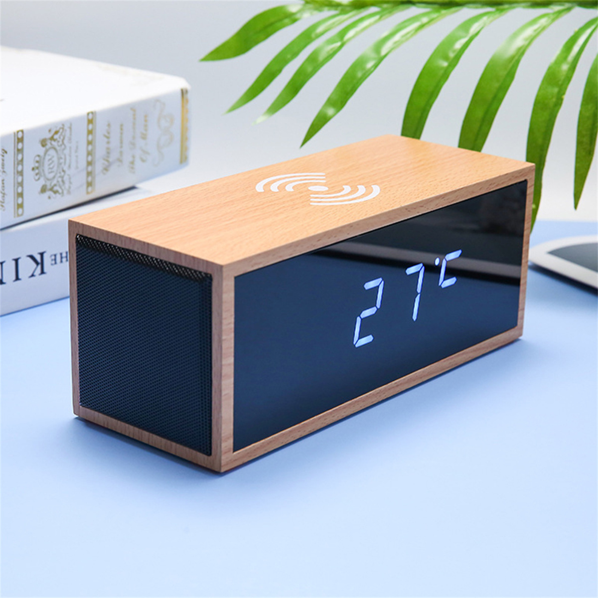 Holzlautsprecher mit Digitalanzeige mit 27°C und kabellosem Laden.