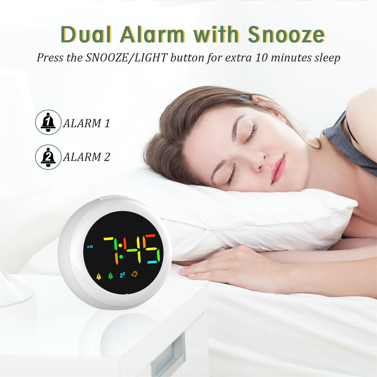 Eine schlafende Frau neben einem digitalen Wecker mit der Anzeige 7:45 Uhr morgens, mit Alarm 1 und 2 Symbolen.