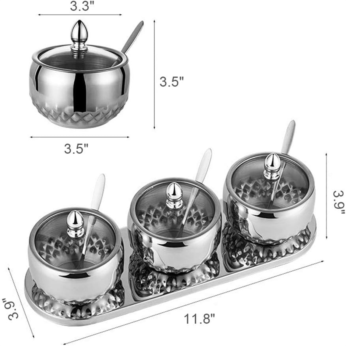 Set aus drei silbernen Gewürzgläsern mit Deckel und Löffeln auf einem Silbertablett.