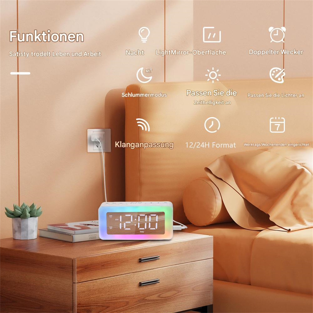 Digitaler Wecker mit farbenfrohem Display. Er steht auf einem Holztisch neben einem Bett und einer Pflanze.