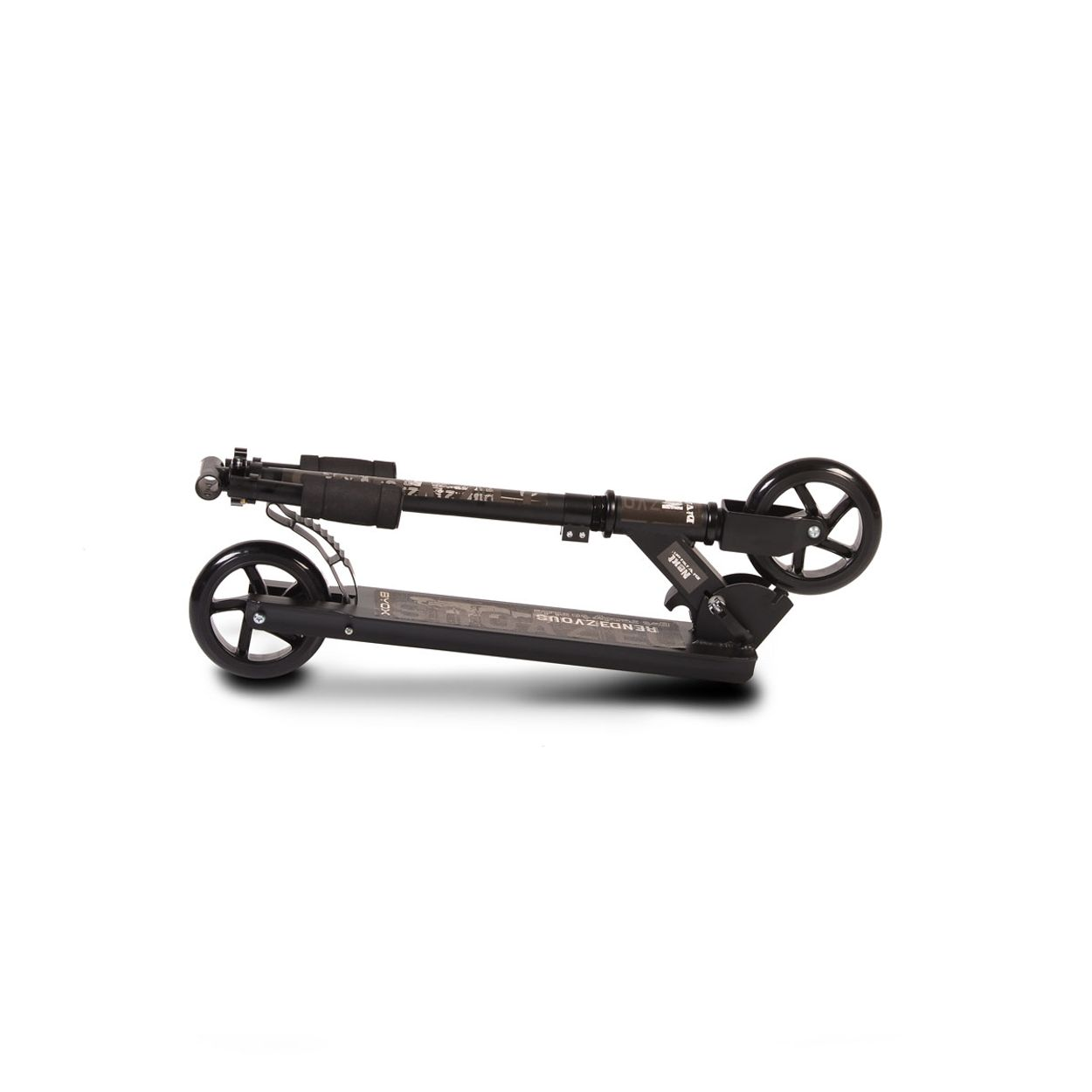 Schwarzer Roller zusammengeklappt, auf weißem Hintergrund.
