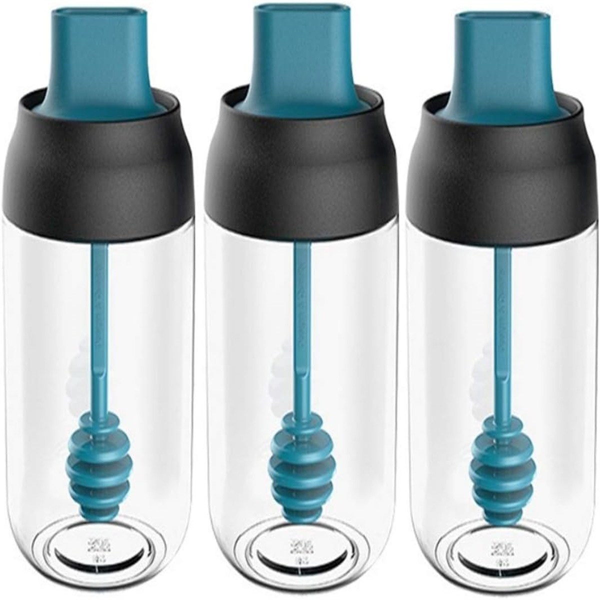 Drei transparente Flaschen mit blauen Deckeln und jeweils einem blauen Honiglöffel.