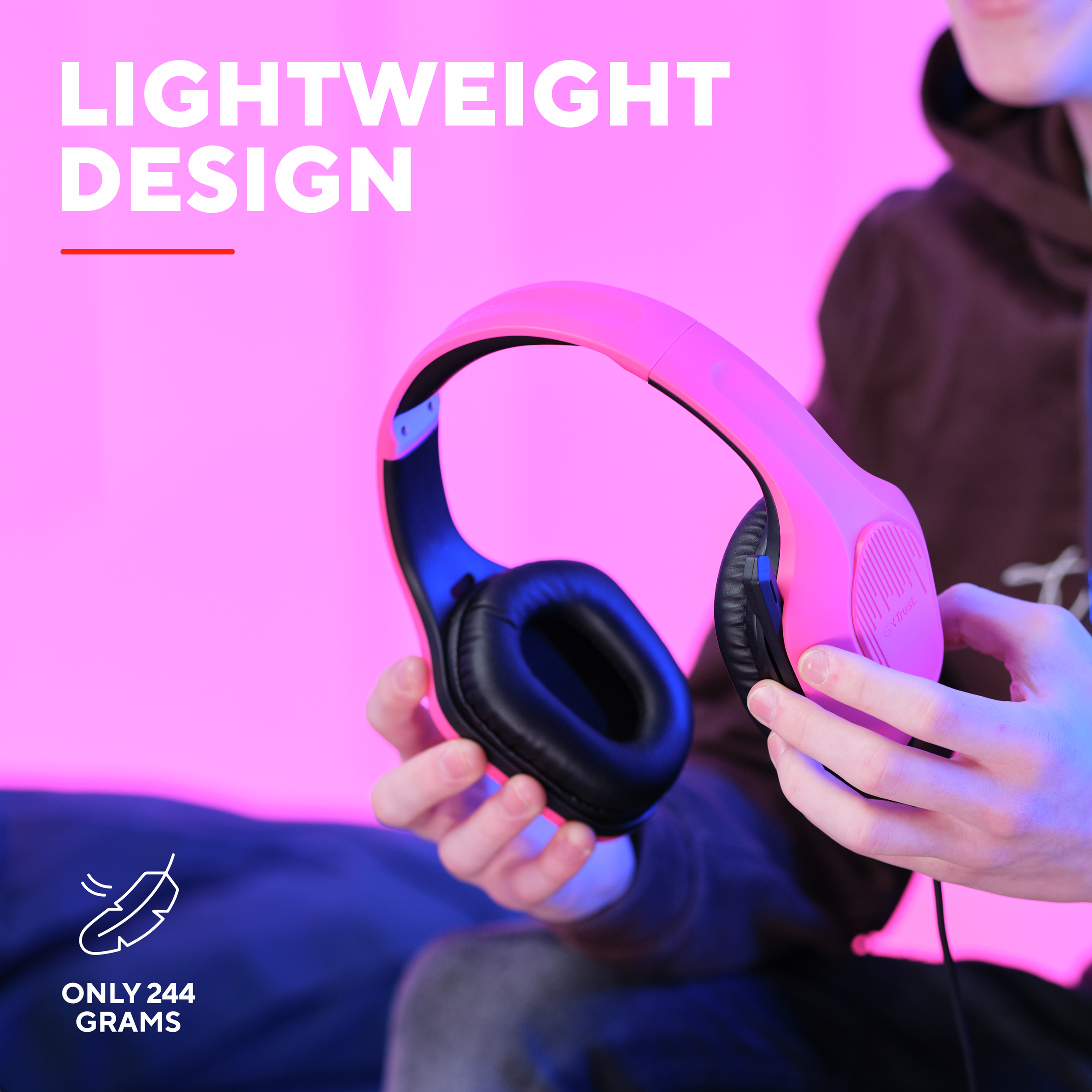 Persoon houdt roze koptelefoon vast. Tekst: 'LIGHTWEIGHT DESIGN', 'ONLY 244 GRAMS'.